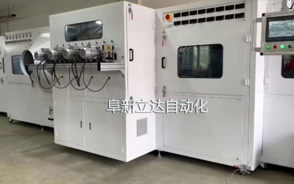 PJ-8八槍雙面自動(dòng)噴金機(jī)具有自動(dòng)除塵、智能雙面、整潔美觀、運(yùn)行穩(wěn)定的特點(diǎn)，阜新立達(dá)自動(dòng)化裝備有限公司